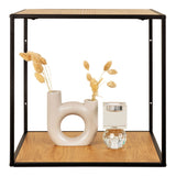 Open matzwart frame van de House Nordic Vita wandplank in houtlook, gecombineerd met keramieken vaas en glazen kandelaar