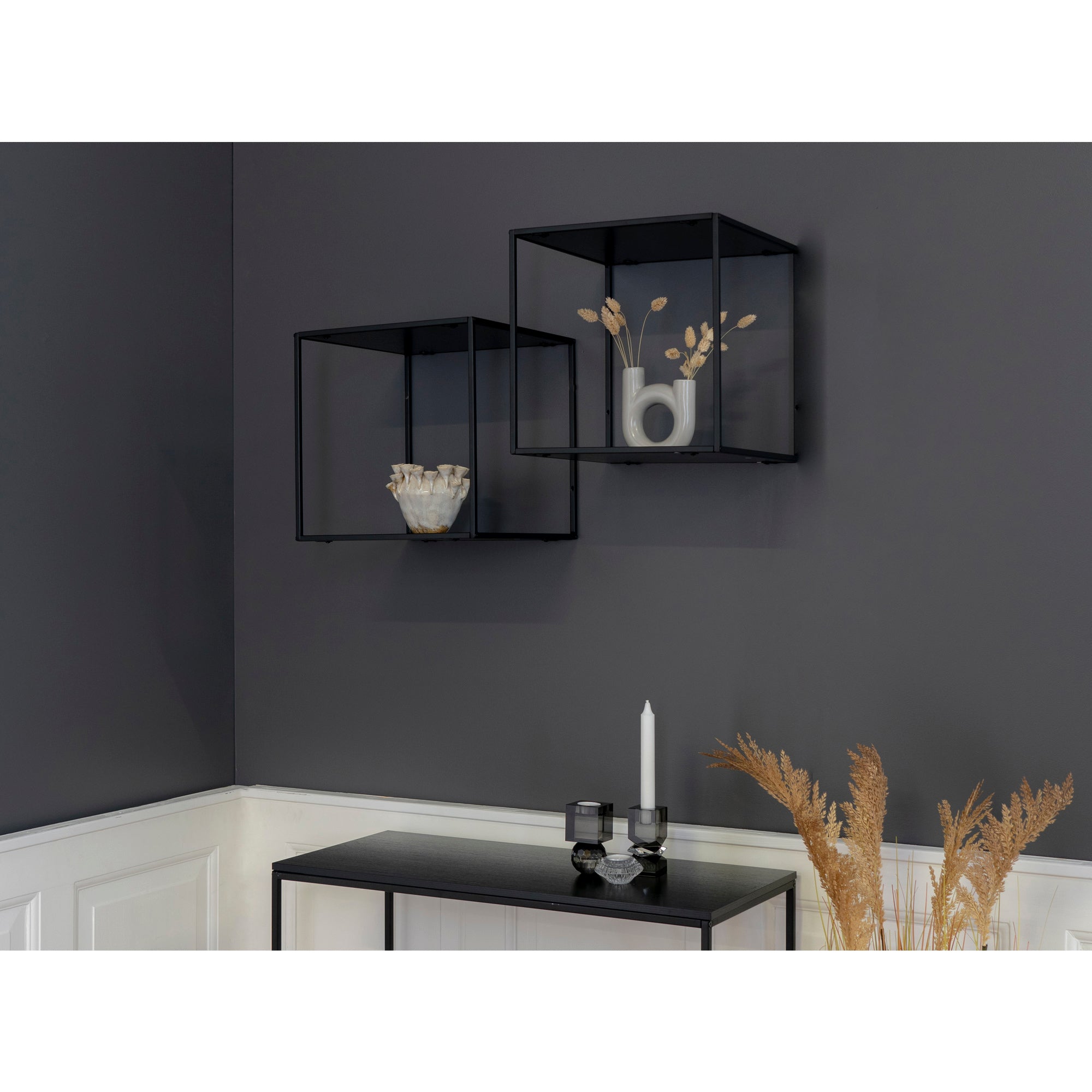 Stijlvolle wanddecoratie met zwarte kubusplanken, gedroogde bloemen en minimalistische accessoires.