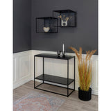 Interieur met Vita wandplank van House Nordic – twee zwarte kubusplanken boven sidetable, gecombineerd met droogbloemen