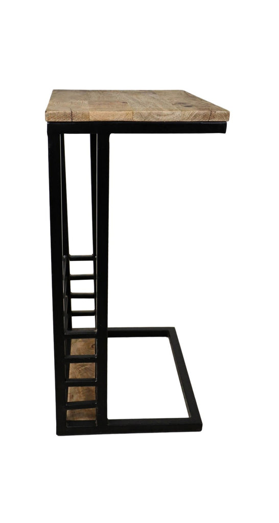 C-vormige bijzettafel met een houten blad en zwart metalen frame, minimalistisch ontwerp, industrieel uiterlijk.