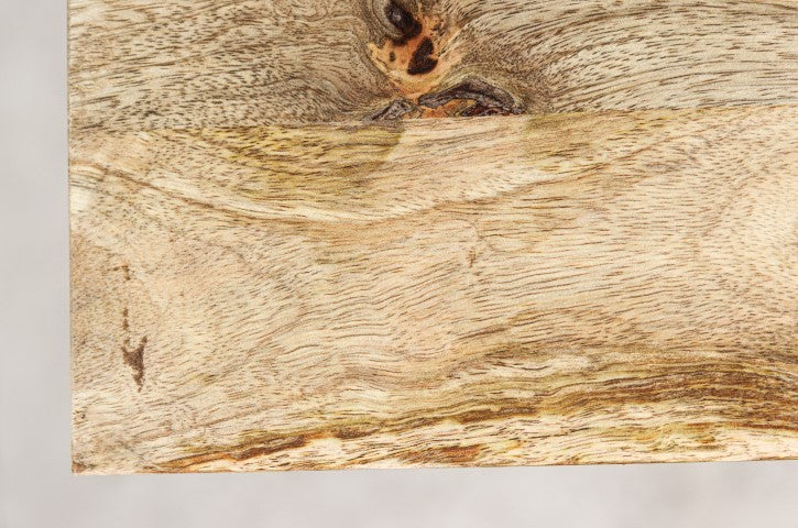 Lichtbruin hout met opvallende nerven en knoest, ruwe textuur en natuurlijke patronen op mat oppervlak.