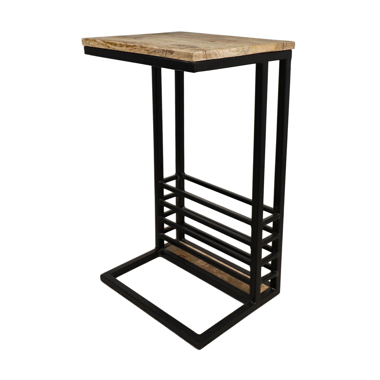 Industrieel bijzettafeltje met metalen frame en houten blad, ideaal voor modern interieur.