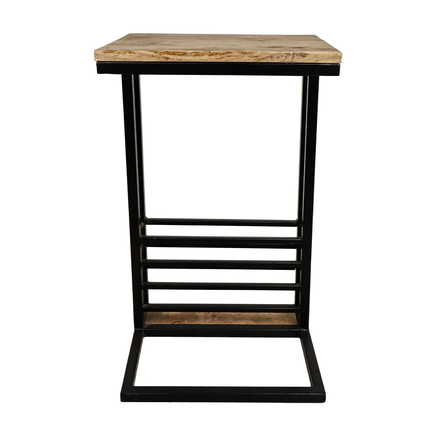 Strakke bijzettafel met houten blad en minimalistisch zwart metalen frame in een moderne industriële stijl.
