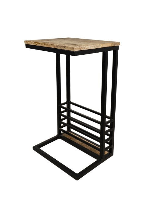 Industrieel bijzettafeltje met een metalen frame en een houten blad, strak ontwerp en moderne uitstraling.