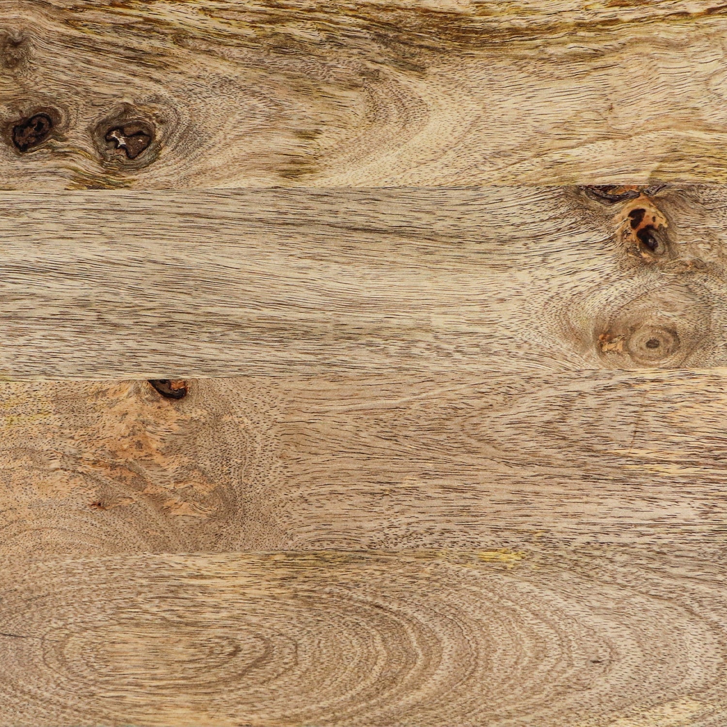 Houten textuur met natuurlijke nerven en knoestige details in lichtbruine tinten, rustiek en warm.