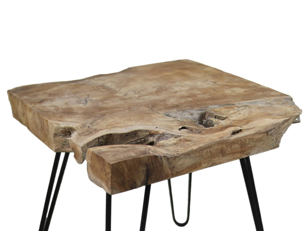 Rustieke houten tafel met natuurlijke structuur en grove randen op zwarte metalen poten.