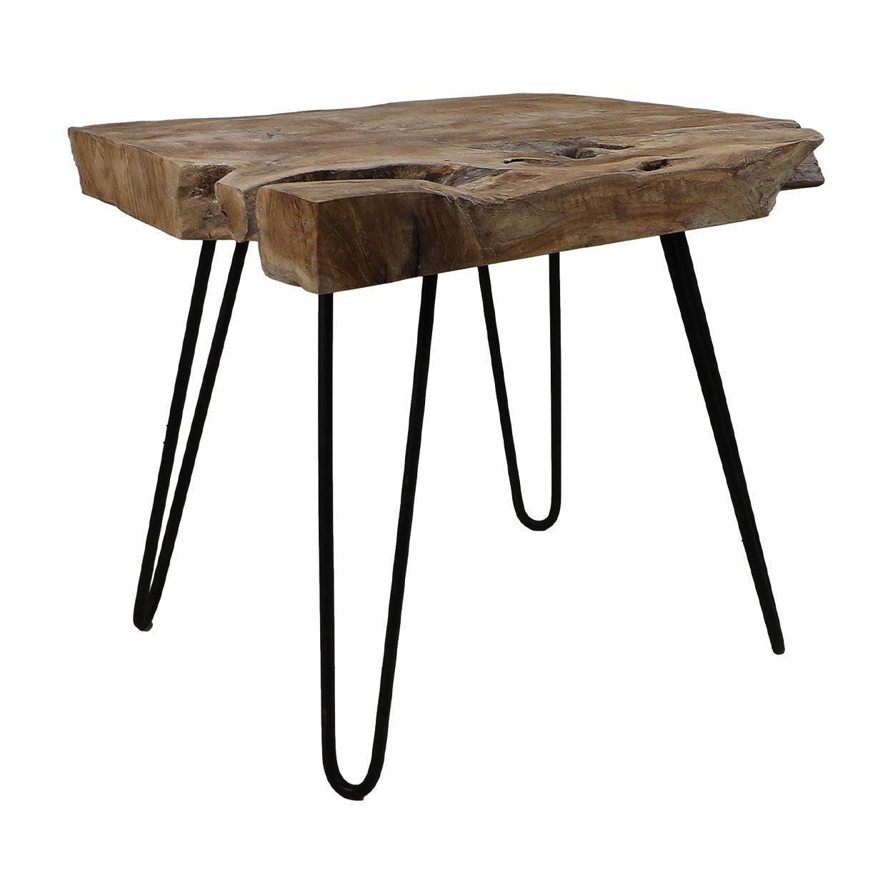 Rustieke bijzettafel met een ruwe houten blad en slanke zwarte metalen poten.