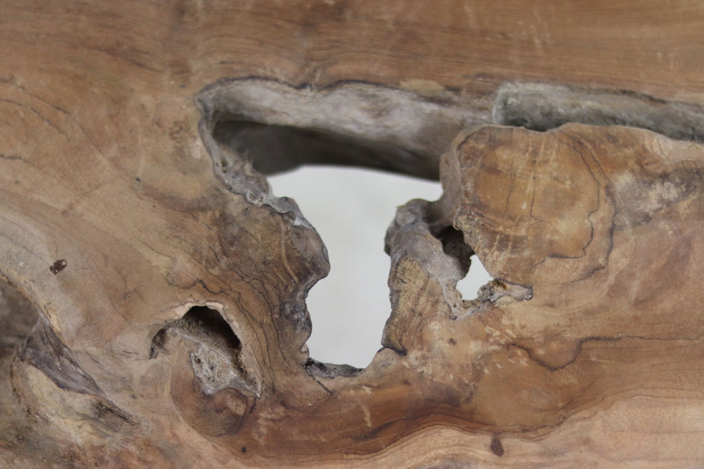 Natuurlijk hout met ruwe texturen en uitgesleten openingen, karakteristieke patronen zichtbaar.