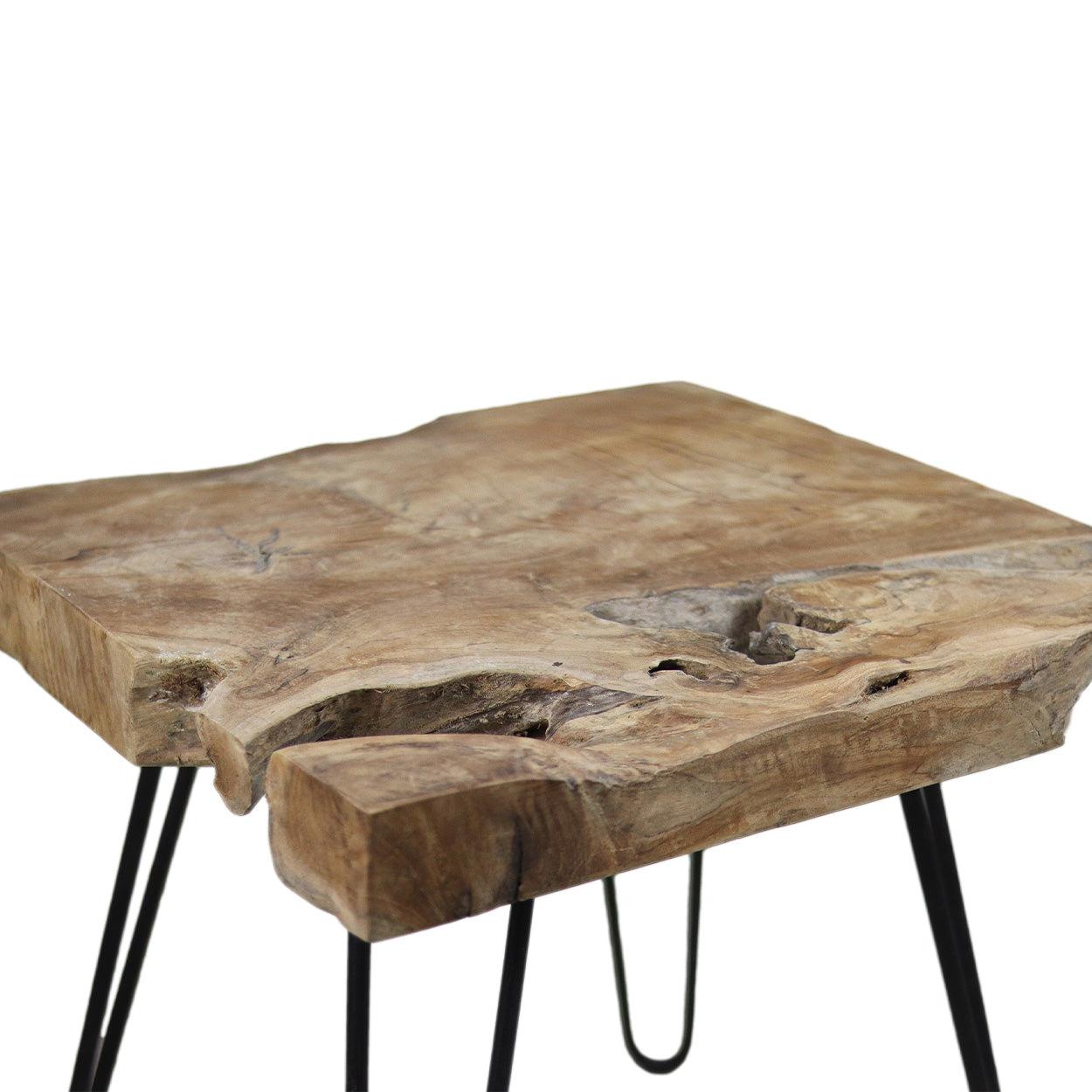 Rustieke houten salontafel met natuurlijke randen en zwarte metalen haarspeldpoten.