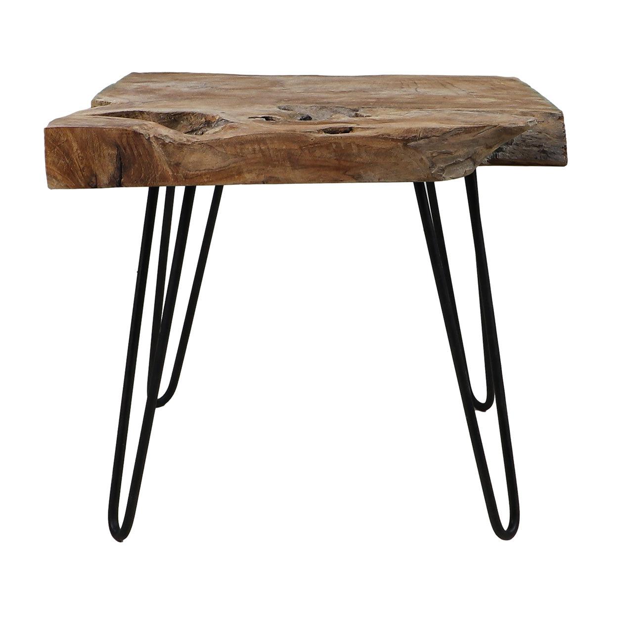 Houten bijzettafel met natuurlijke randen en zwarte metalen haarspeldpoten, minimalistisch ontwerp.
