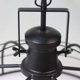 Zwarte industriële hanglamp met metalen frame en verstelbare vleugelmoer, minimalistisch ontwerp.