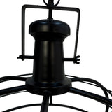 Zwarte industriële metalen lamp met robuust ontwerp en opvallende structuur, geschikt voor moderne interieurs.