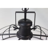 Zwarte metalen industriële hanglamp met kooi-ontwerp en minimalistische armaturen tegen een witte achtergrond.