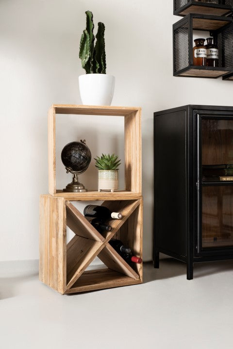 Houten kast met cactus, wereldbol en plant bovenop; onderin wijnflessen in vakken. Moderne inrichting.