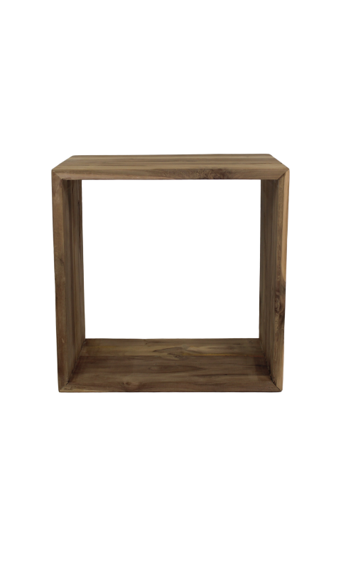 Minimalistisch houten rechthoekig wandrek, open zijkanten, met natuurlijke houtnerf op witte achtergrond.