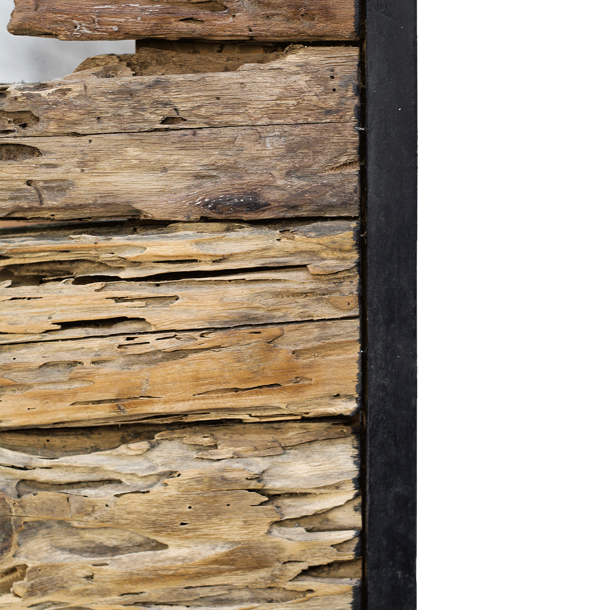 Ruwhouten plank met natuurlijke textuur, een zwartmetalen rand aan de rechterkant.