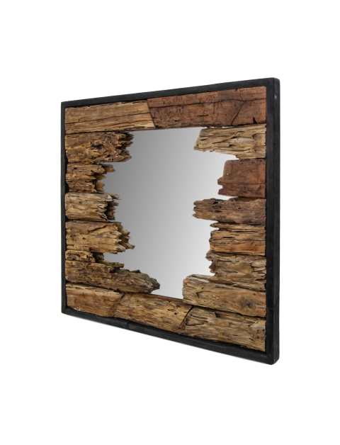 Vierkante spiegel met een rustiek houten frame van verweerde stukken drijfhout, waardoor een vintage uitstraling ontstaat.