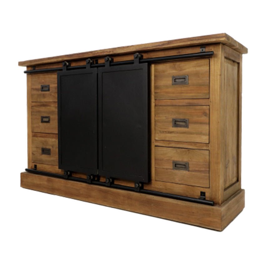 Landelijke houten kast met zes laden en zwarte schuifdeuren, industrieel ontwerp, warm bruine tint.