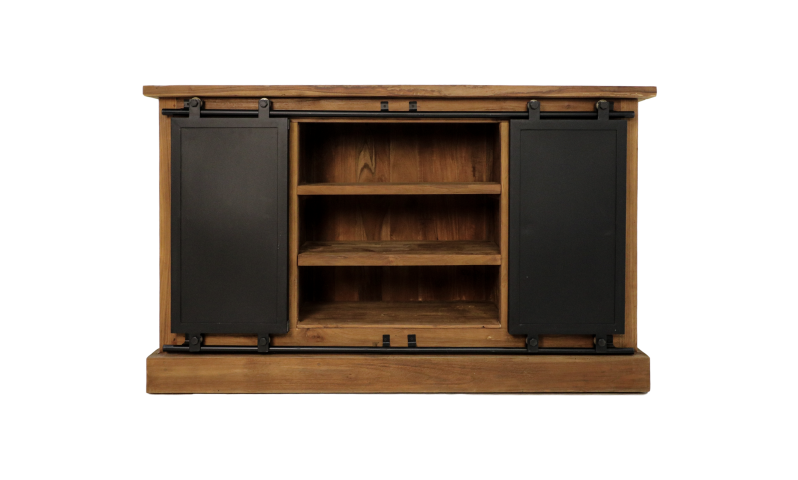 Houten kast met twee schuifdeuren in zwart metaal, drie planken in het midden, rustieke uitstraling.