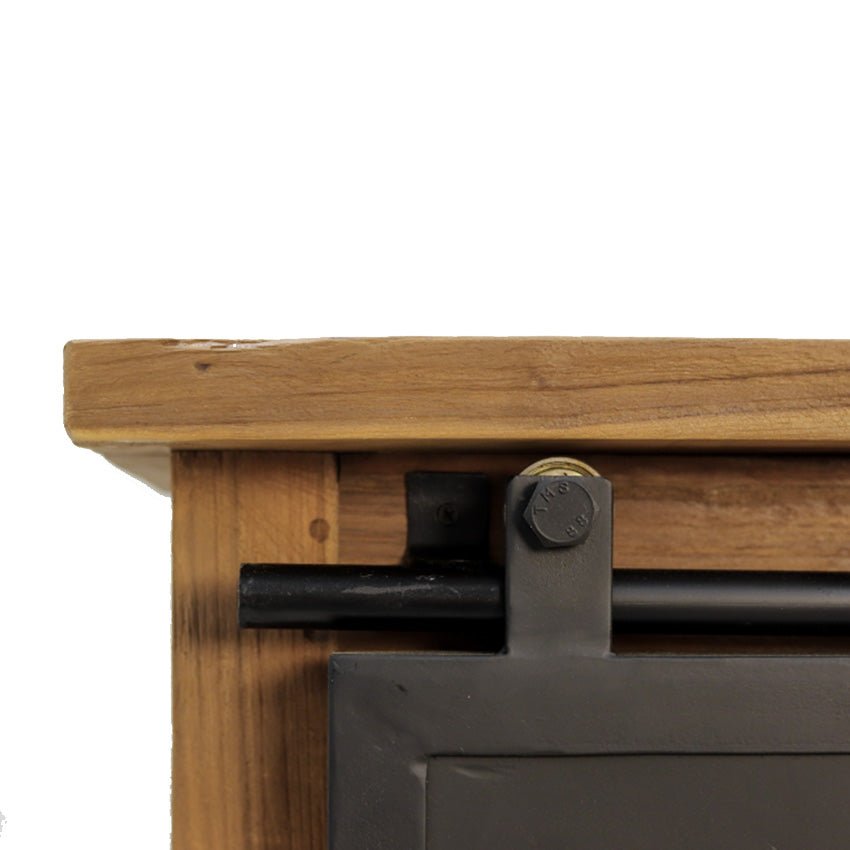 Houten schuifdeur met zwarte metalen rail en bout met markering "JW-6 8.8" bovenaanzicht.