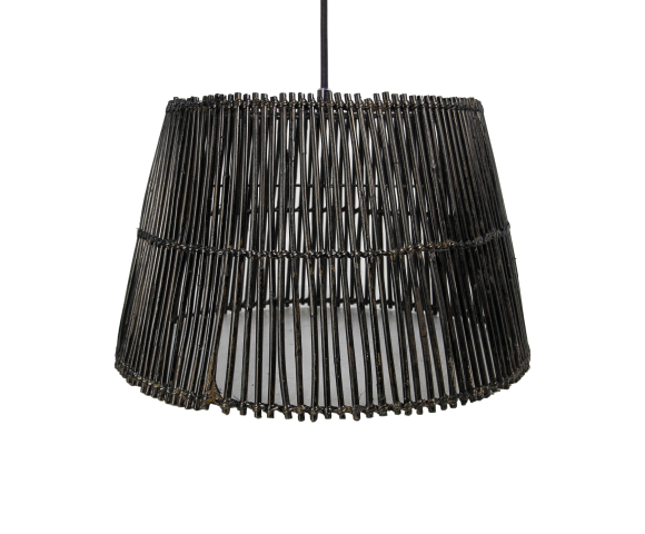 Zwarte hanglamp van gevlochten riet met een rustieke, opengewerkte structuur en warme, sfeervolle uitstraling.