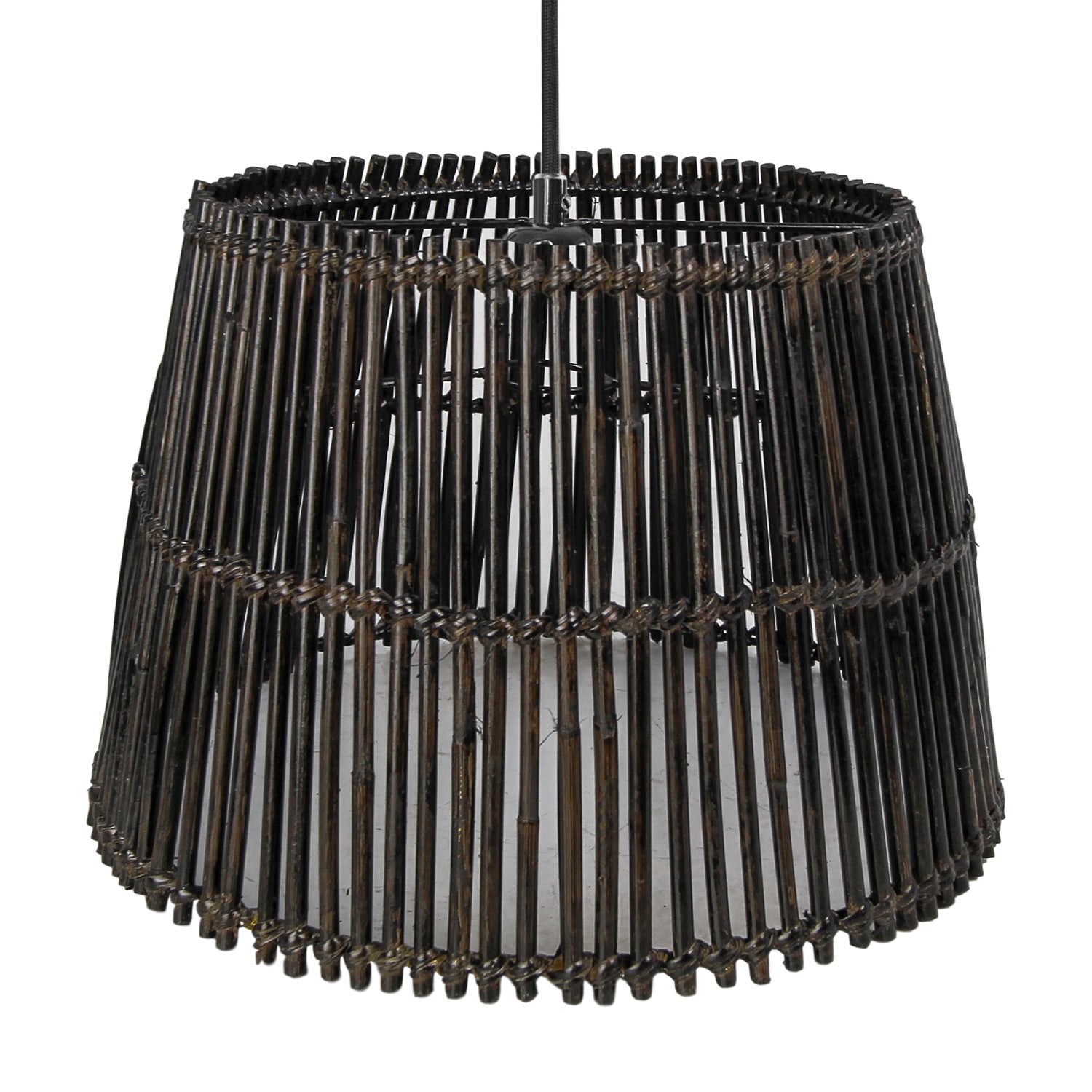 Donkerbruine, gevlochten rieten lampenkap met een cilindrische vorm en open ontwerp voor sfeervolle verlichting.