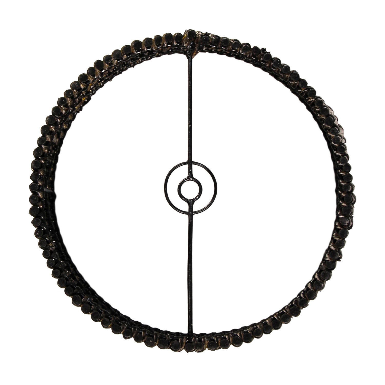 Ronde metalen object met zwarte kralenrand, centraal metalen ring detail, tegen witte achtergrond.