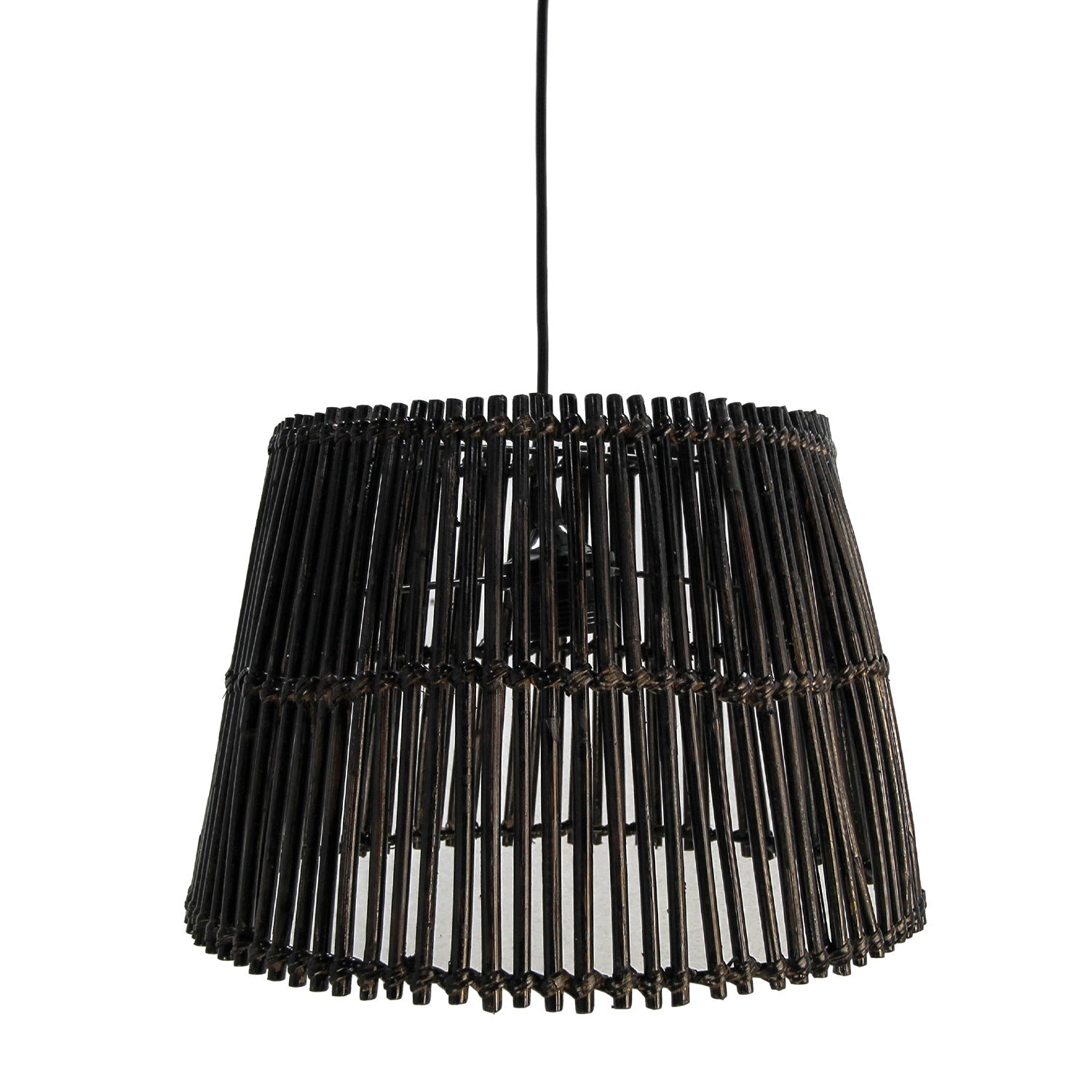 Zwarte bamboe hanglamp met cilindervormig ontwerp, moderne uitstraling en zichtbare lichtbron binnenin.