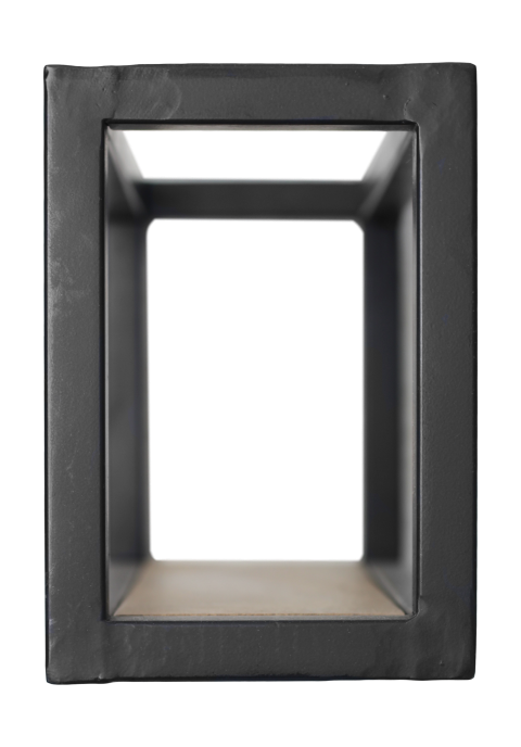 Zwarte metalen kubusvormige boekenplank met open design, ideaal voor minimalistisch interieur.