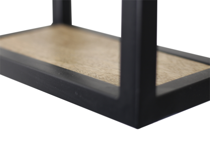 Zwart metalen frame met houten plank, minimalistisch ontwerp, glanzende afwerking.