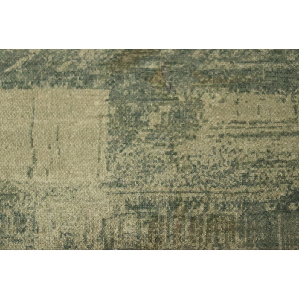 Vervaagde abstracte tapijtpatroon met groene en beige tinten, vintage en textuurrijke uitstraling.