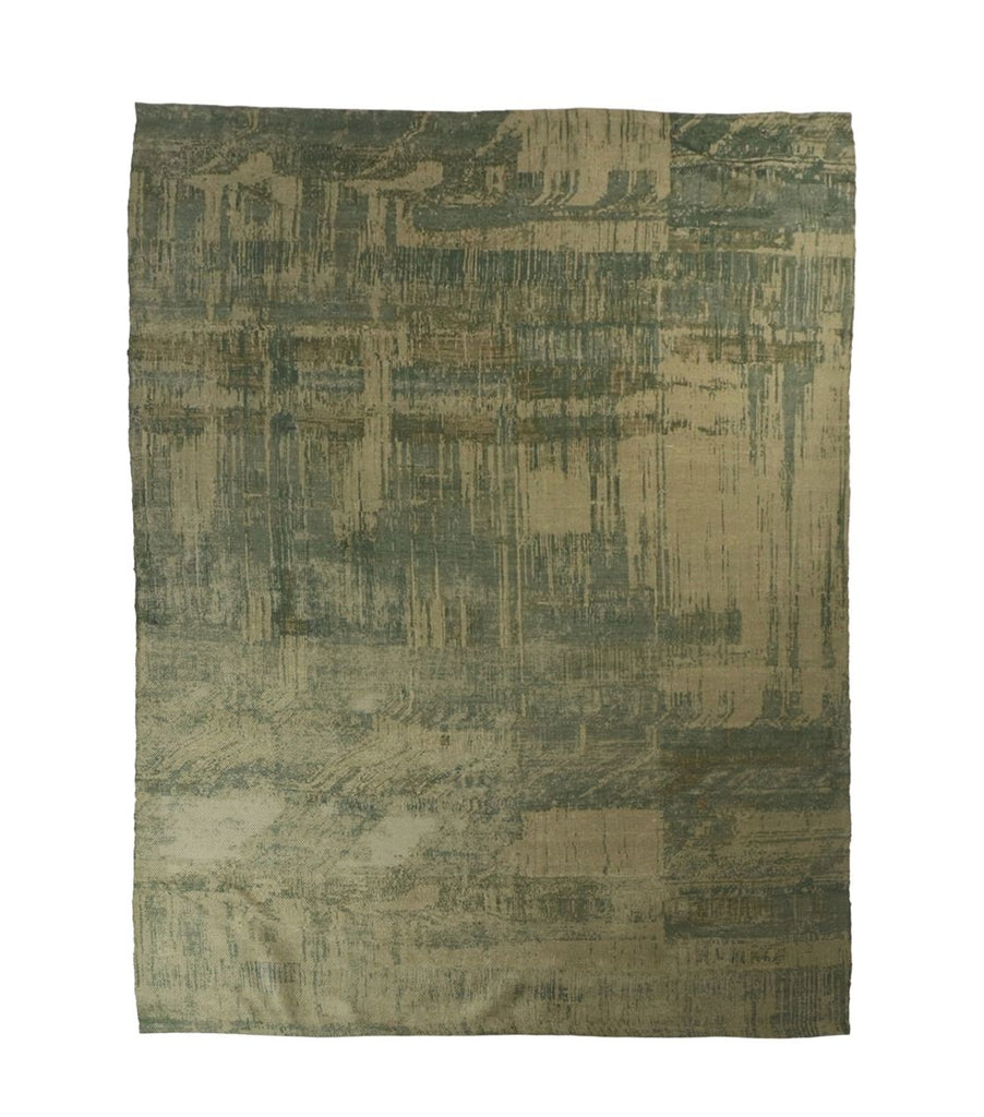 Olivengroen en beige vintage tapijt met abstract patroon en verweerde textuur, rustiek en elegant design.