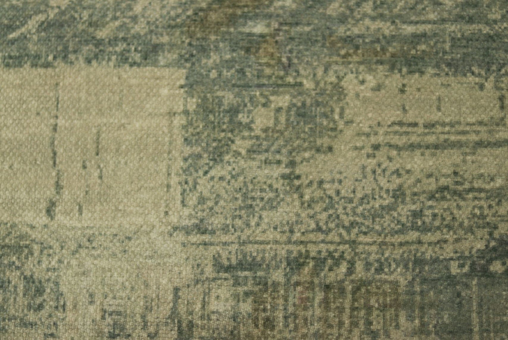 Verweerd tapijt met een abstract patroon in groene tinten, geeft een vintage en rustieke uitstraling.