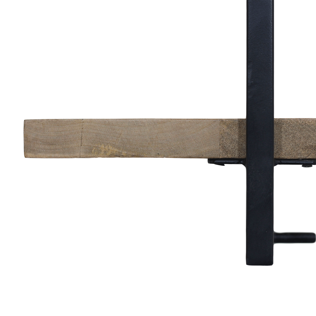 Houten plank bevestigd aan een zwarte metalen beugel in zijaanzicht, minimalistisch ontwerp.