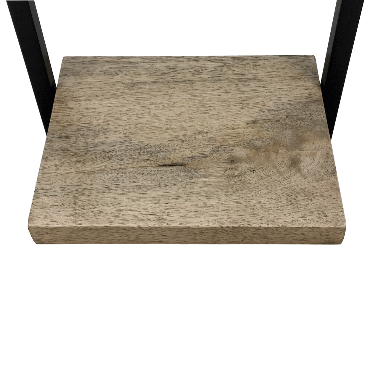 Houten plank met natuurlijke houtnerf, geplaatst tussen twee zwarte metalen steunen op een witte achtergrond.
