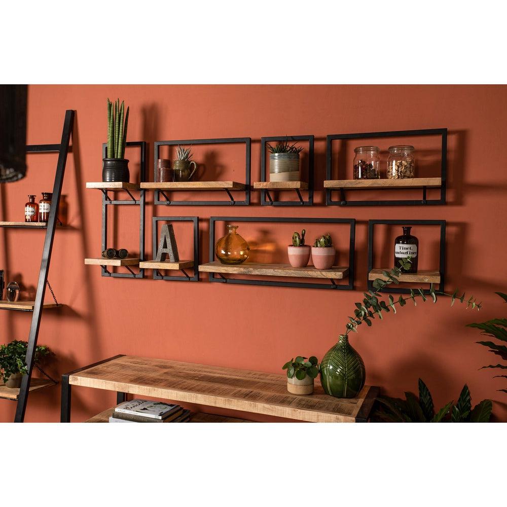 Industriële wandplanken met planten en decoraties tegen een terracotta muur, gezellige moderne sfeer.