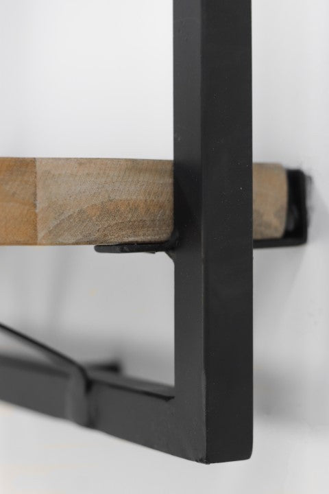 Zwart metalen frame met een rechthoekige houten lat, bevestigd aan een witte muur, industriële stijl.