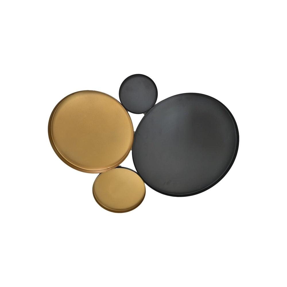 Vijf overlappende, ronde metalen wanddecoraties in gouden en zwarte tinten, modern en stijlvol gerangschikt.