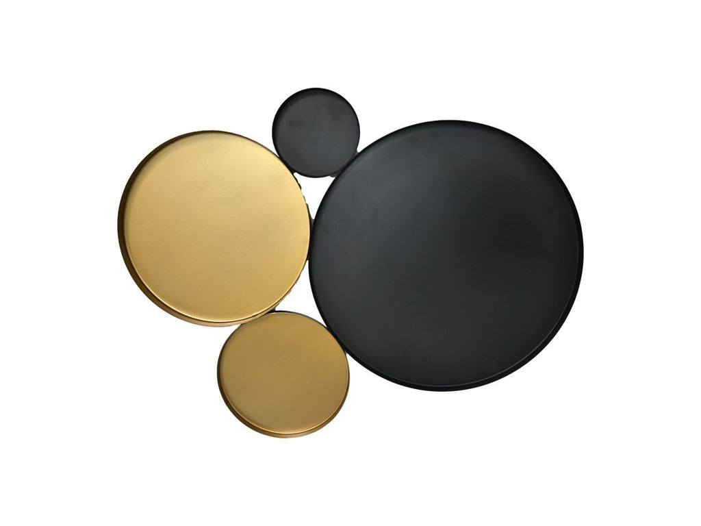 Zwarte en gouden ronde metalen dienbladen, in artistieke overlapping gerangschikt voor een stijlvolle presentatie.