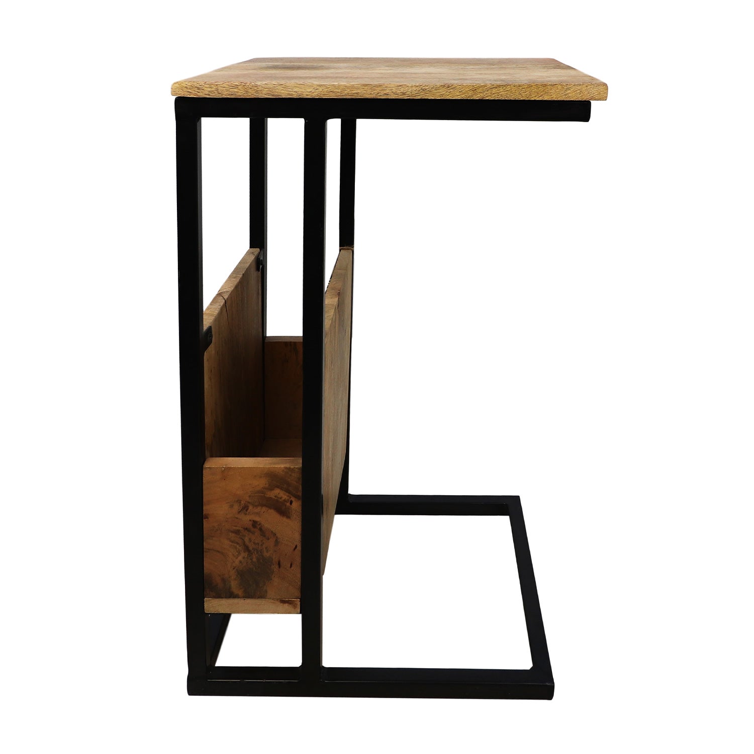 Industrieel bijzettafeltje met zwart metalen frame en houten tafelblad, zijaanzicht met boekenopslag.