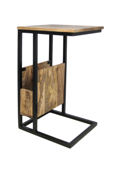 Industrieel bijzettafeltje met zwart metalen frame en houten blad, voorzien van tijdschriftenrek.