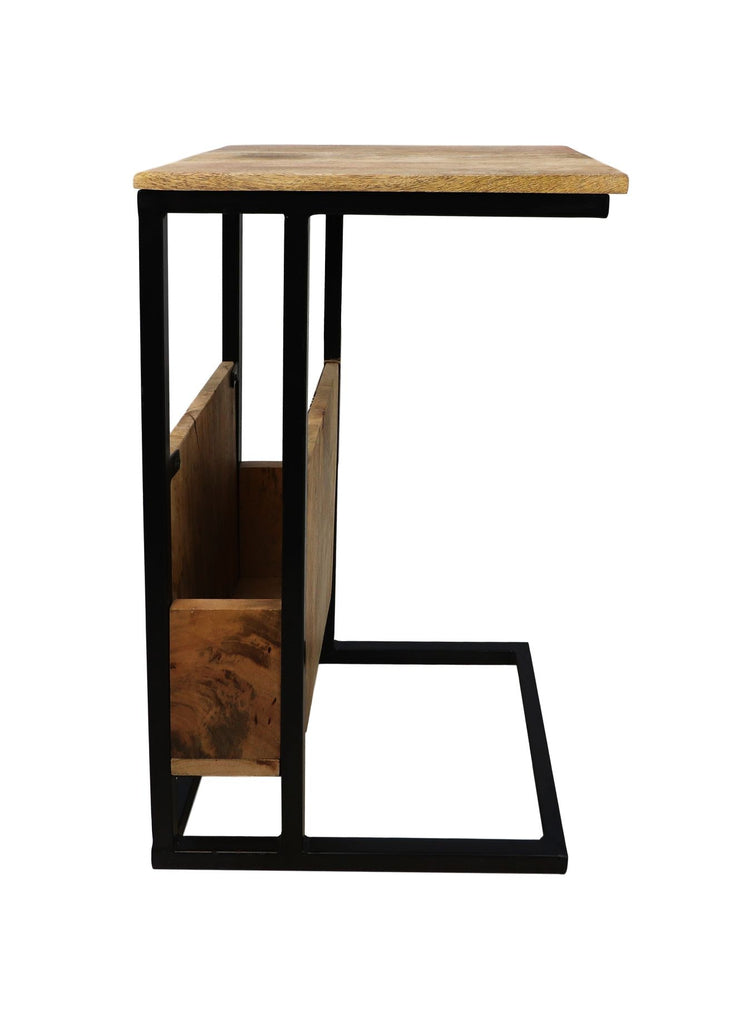 Moderne bijzettafel met houten blad en lade, zwart metalen frame, minimalistisch ontwerp met open structuur.