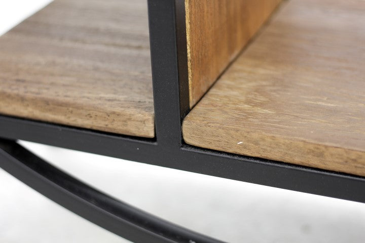 Zwart metalen rek met houten planken, strakke lijnen en natuurlijke houttinten op een witte achtergrond.