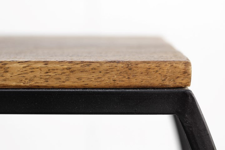 Houten tafelrand met donkere metalen poot, minimalistisch en modern, tegen een neutrale achtergrond.