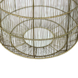 Elegante lampenkap met fijn, goudkleurig metalen draadpatroon, vormen een delicate opengewerkte structuur.