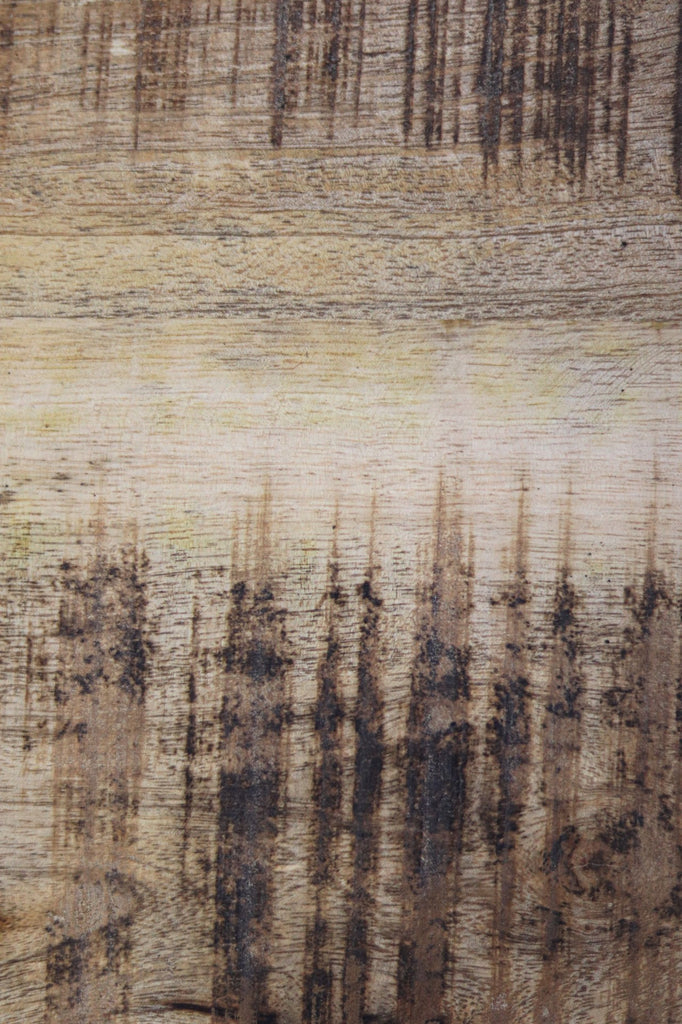 Grove houten textuur met donkere verticale strepen en natuurlijke kleurvariaties in beige en bruin.