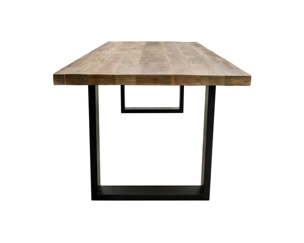 Houten tafelblad met robuuste metalen U-poten, minimalistisch design, zijaanzicht.