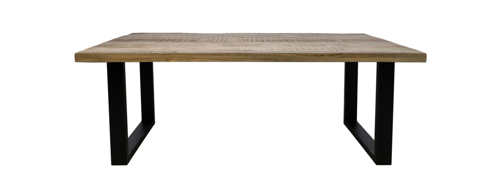 Houten rechthoekige tafel met industriële zwarte metalen poten, strakke en moderne uitstraling.
