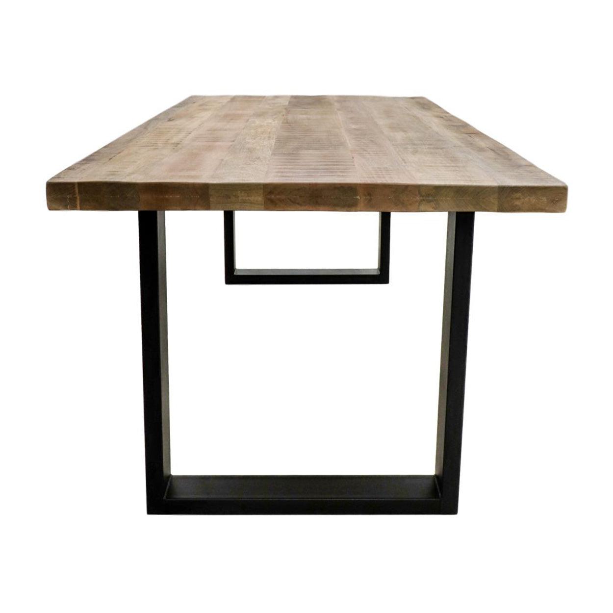 Rechthoekige houten tafel met robuust blad en zwarte, metalen U-vormige poten op een witte achtergrond.