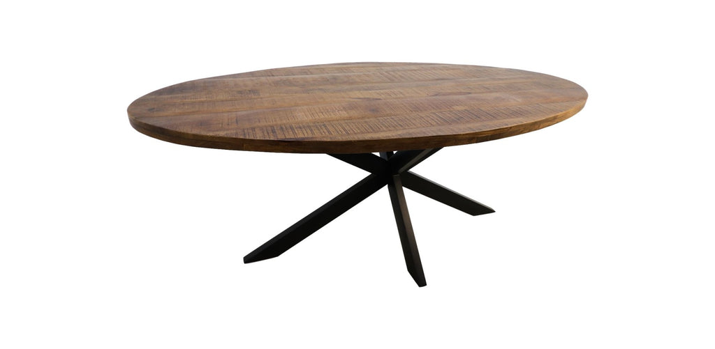 Ovale houten tafel met een robuust blad en metalen kruispoot, geeft een moderne en elegante uitstraling.